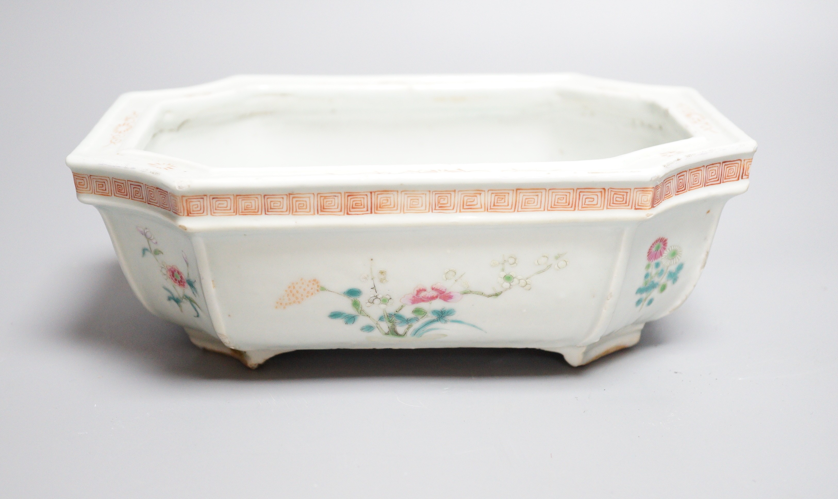 A 19th century Chinese export planter, famille rose enamels, 21.5cm